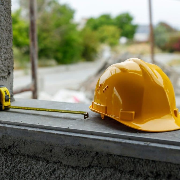Werkzeug und Schutzhelm auf der Baustelle von USLU Estrich & Bodentechnik